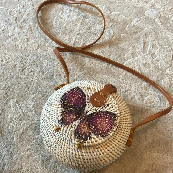 A hand made woven rattan bag from Bali Indonesia - Picture 2 of 8